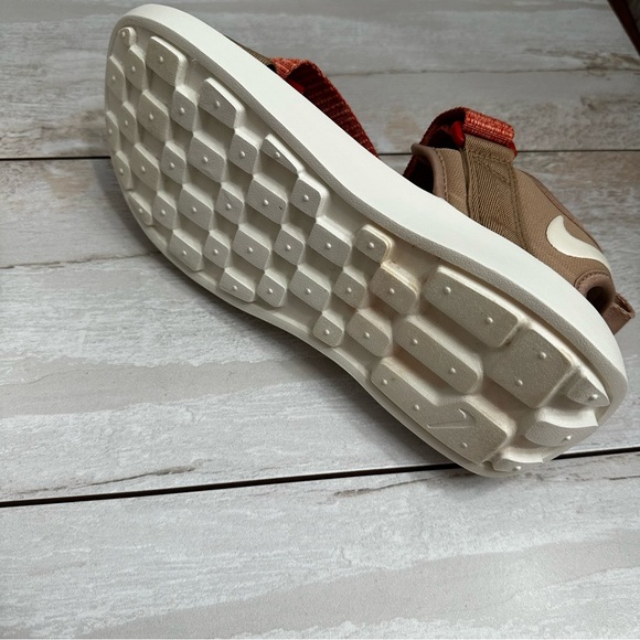 Nike Womens Sz 9.5 Vista Sandals Red Khaki Beach Outdoor Granolacore Gorpcore - Picture 4 of 10